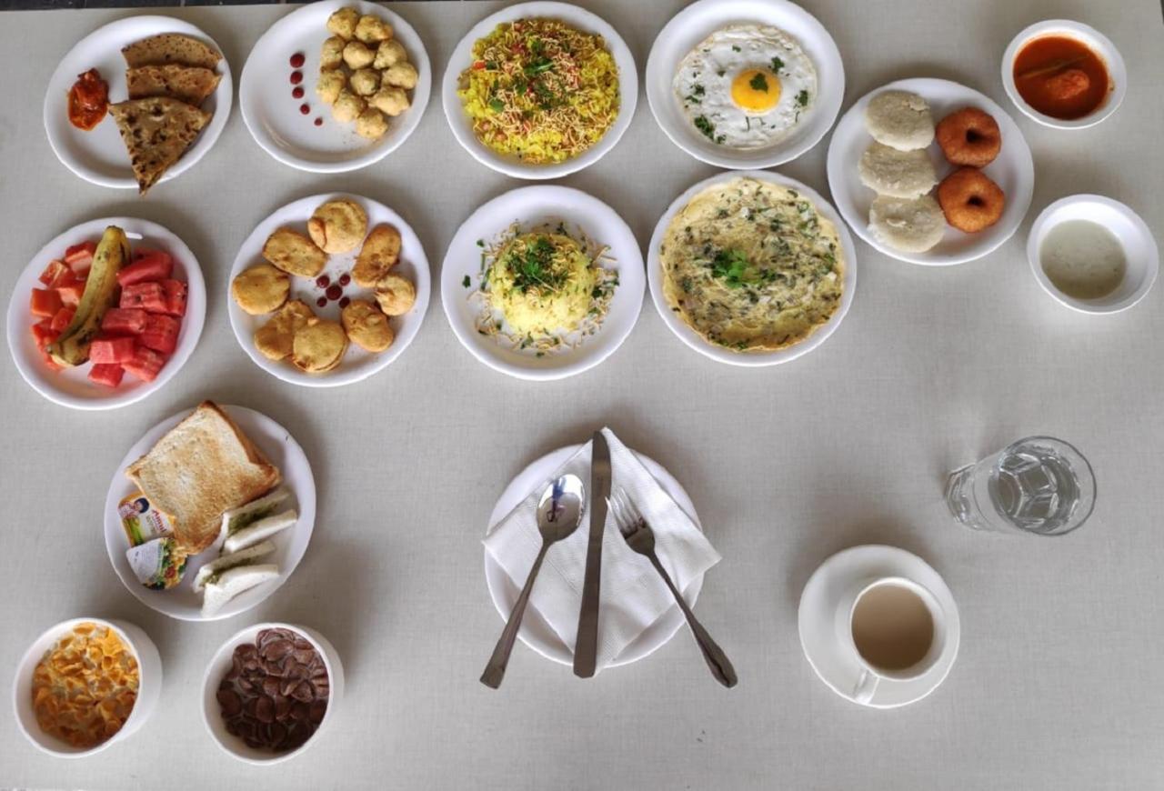Hotel Leafio-Near Airport 뭄바이 외부 사진
