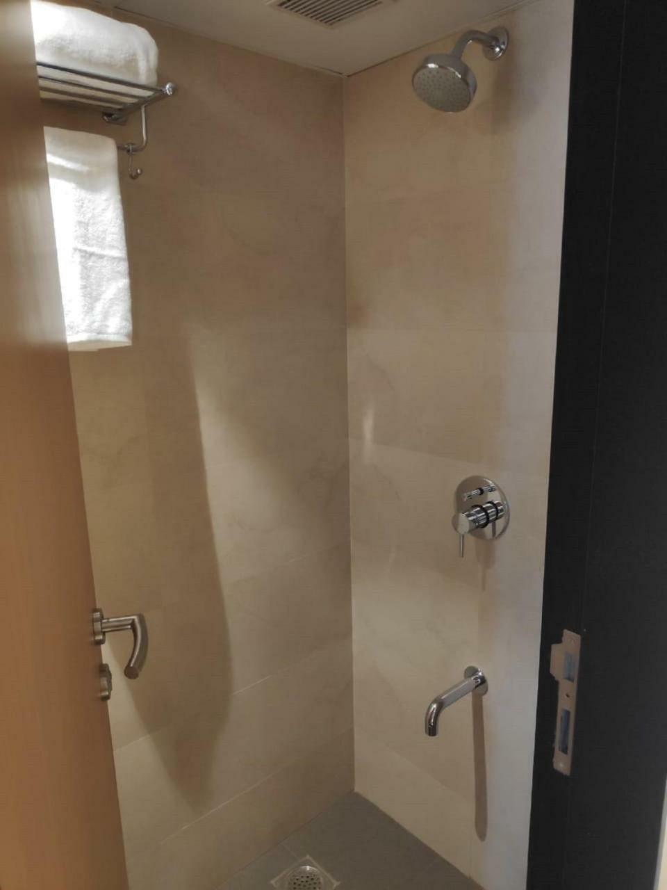 Hotel Leafio-Near Airport 뭄바이 외부 사진
